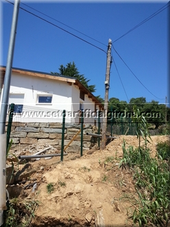 Realitzaci d'una obra en una urbanitzaci de Vidreras (Girona)Muntatge sobre una tanca d'una casa particular de 12 rotllos de tanca artificial 100% nacional per cobrir la malla simple torsi entre vens i poder tenir mes intimitat al jard.